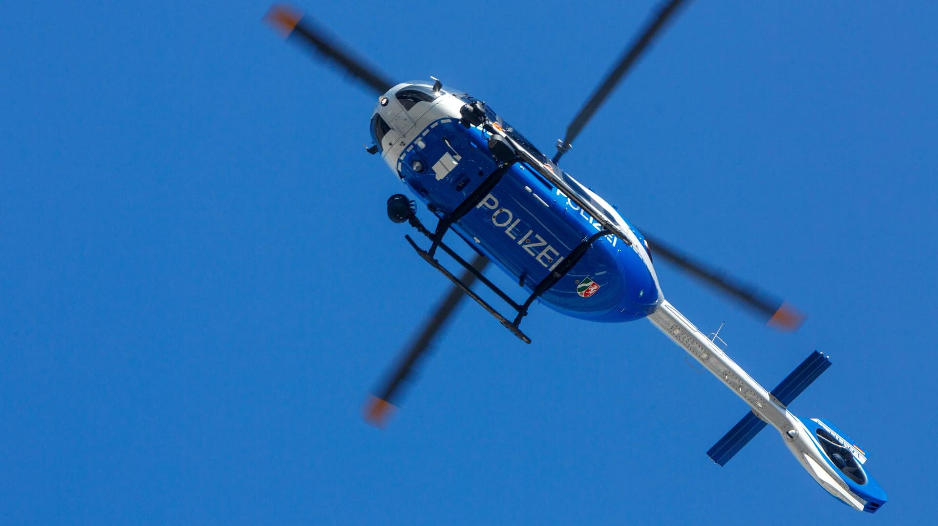 Suche mit Wärmebildkamera: Ein Polizeihubschrauber aus Nordrhein-Westfalen fliegt über Dortmund. (Symbolfoto)