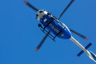 Suche mit Wärmebildkamera: Ein Polizeihubschrauber aus Nordrhein-Westfalen fliegt über Dortmund. (Symbolfoto)