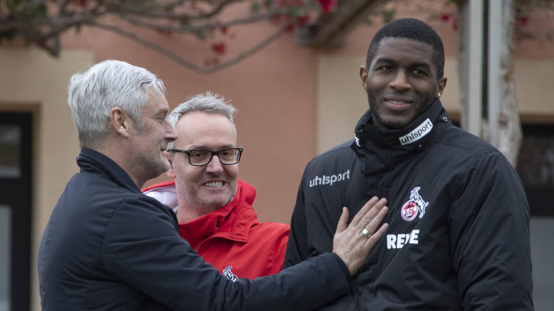 Aufbauarbeit: Köln-Manager Armin Veh (l.) mit dem derzeit nicht spielberechtigten Torjäger Anthony Modeste. Aufbauarbeit: Köln-Manager Armin Veh (l.) mit dem derzeit nicht spielberechtigten Torjäger Anthony Modeste.