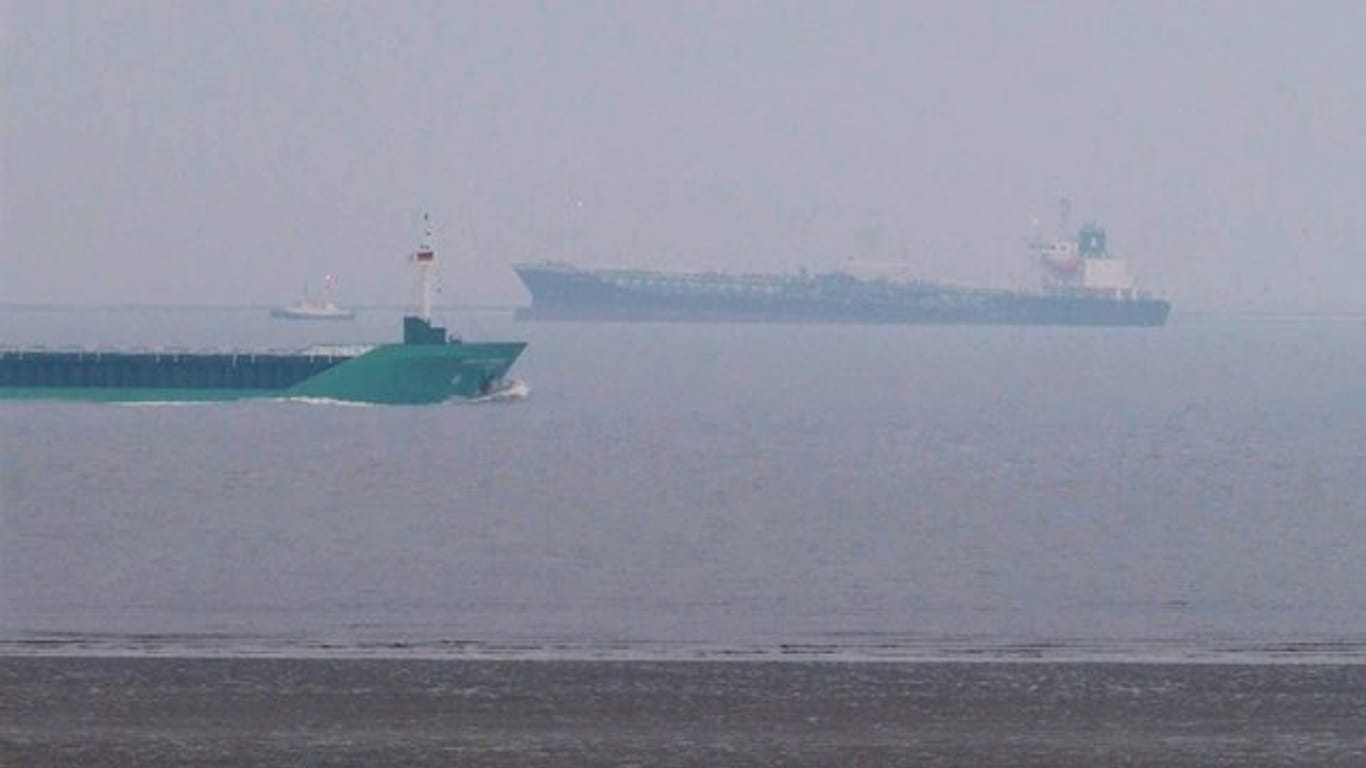 Ein mit 9000 Tonnen Gefahrgut beladener Tanker (r) ist in der Elbe vor Cuxhaven auf Grund gelaufen.