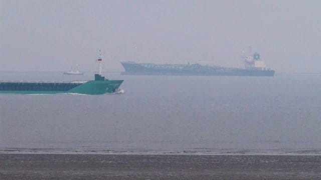 Ein mit 9000 Tonnen Gefahrgut beladener Tanker (r) ist in der Elbe vor Cuxhaven auf Grund gelaufen. Ein mit 9000 Tonnen Gefahrgut beladener Tanker (r) ist in der Elbe vor Cuxhaven auf Grund gelaufen.