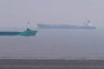 Ein mit 9000 Tonnen Gefahrgut beladener Tanker (r) ist in der Elbe vor Cuxhaven auf Grund gelaufen.
