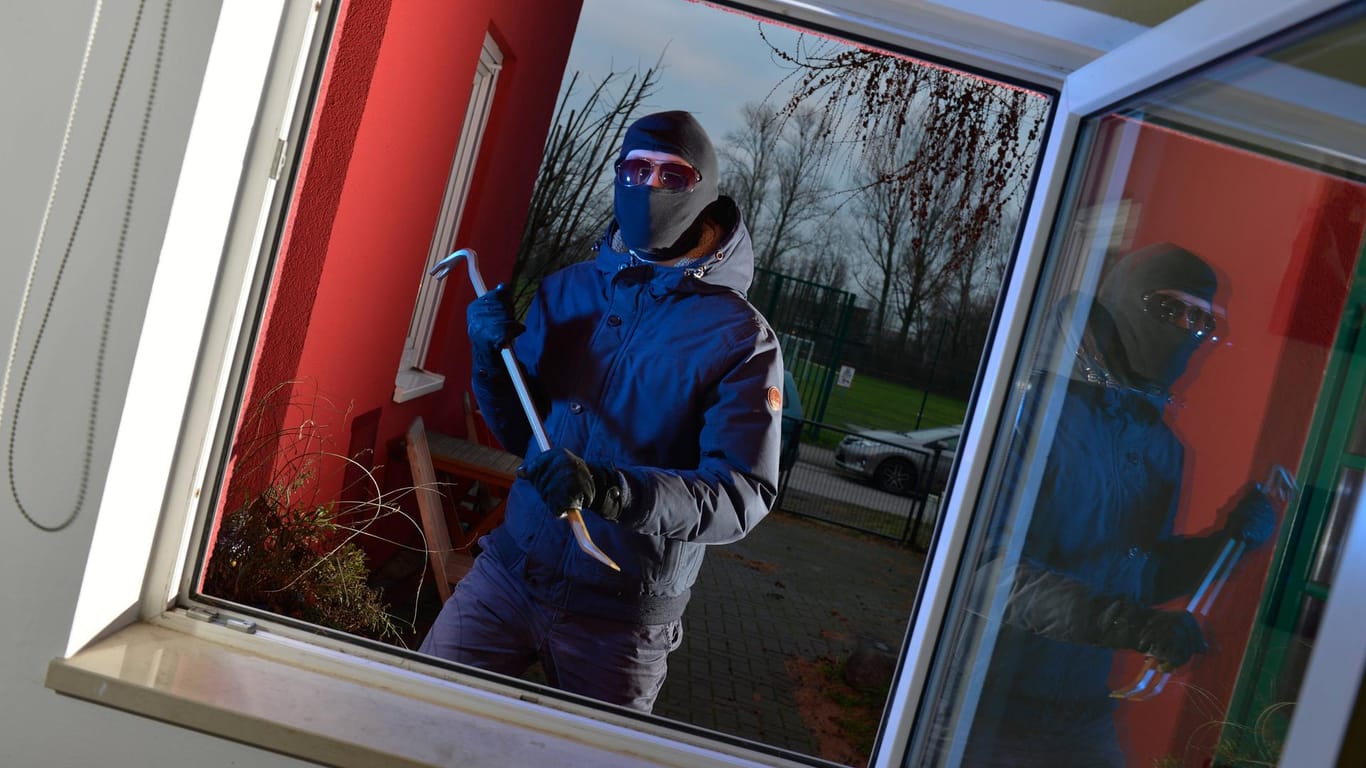 Eine Frau in Hagen konnte einen Einbrecher vertreiben, als dieser gerade durchs Fenster einsteigen wollte. (Symbolfoto)