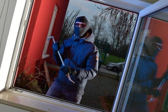 Eine Frau in Hagen konnte einen Einbrecher vertreiben, als dieser gerade durchs Fenster einsteigen wollte. (Symbolfoto)