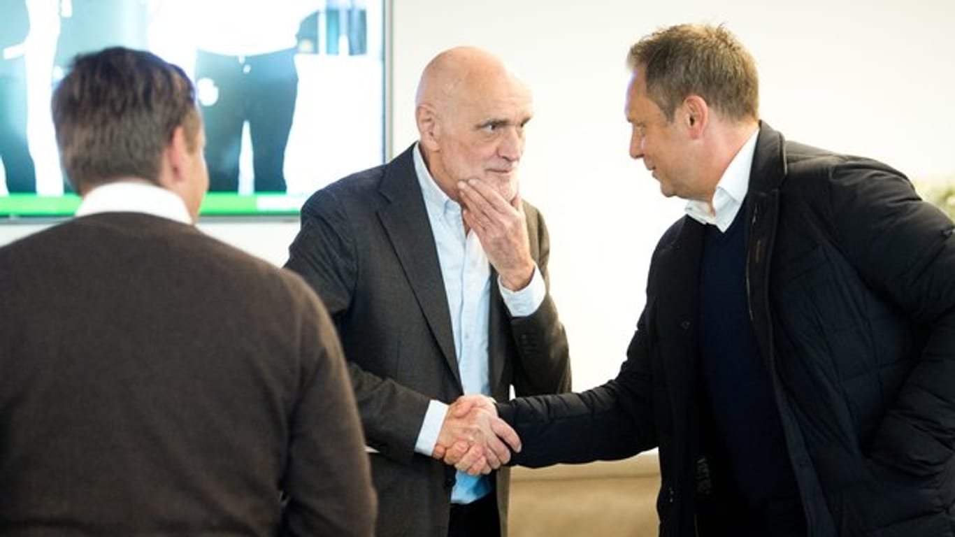 96-Boss Martin Kind (M) begrüßt Coach André Breitenreiter (r).