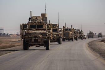 Konvoi der US-Armee im Norden Syriens: Erst am Mittwoch sind bei einem Anschlag in Manbidsch vier US-Bürger getötet worden. (Archivbild)