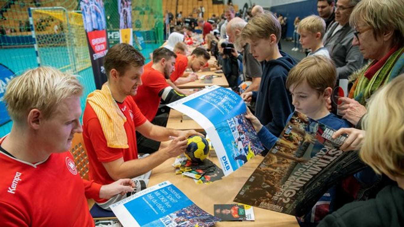 Die deutschen Handball-Stars um Patrick Wiencek (vorne) bei der Autogrammstunde.