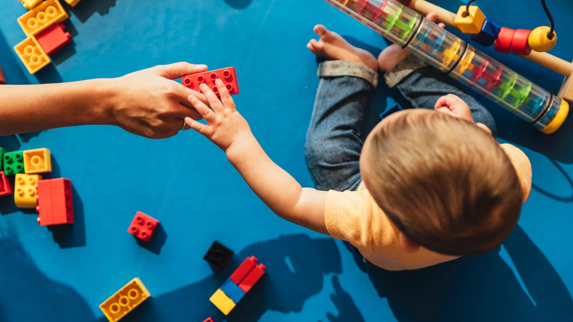 Kind beim Spielen: Nachbarn müssen hinnehmen, dass Kinder auch mal Krach machen. (Symbolfoto)