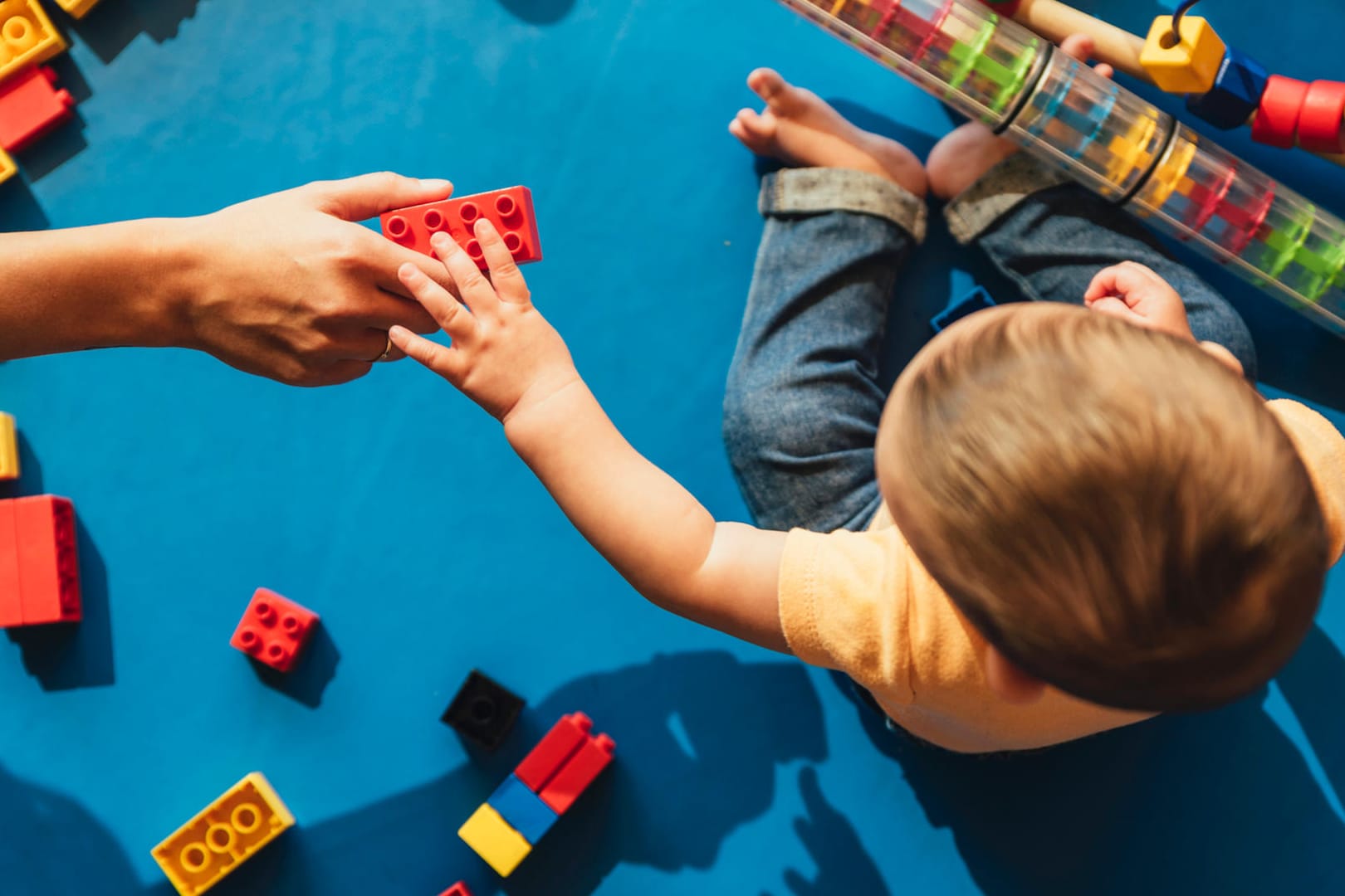 Kind beim Spielen: Nachbarn müssen hinnehmen, dass Kinder auch mal Krach machen. (Symbolfoto)