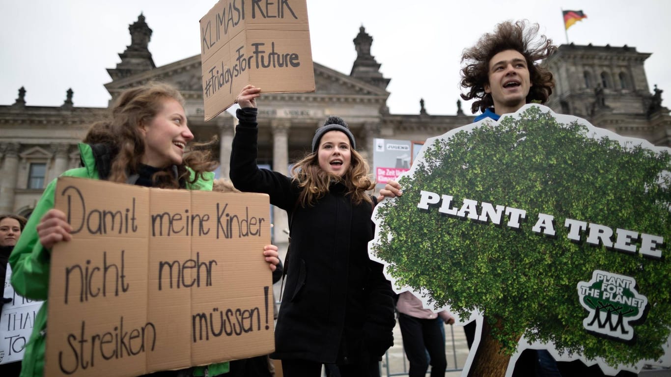 Schulstreik für Klimaschutz: In Berlin gehen Schülerinnen und Schüler freitags während des Unterrichts vor dem Bundestag für eine bessere Klimapolitik demonstrieren.