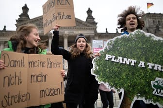 Schulstreik für Klimaschutz: In Berlin gehen Schülerinnen und Schüler freitags während des Unterrichts vor dem Bundestag für eine bessere Klimapolitik demonstrieren.