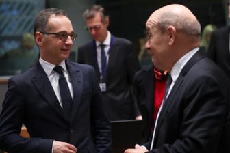 Heiko Maas, Außenminister von Deutschland, spricht mit seinem französischen Amtskollegen Jean-Yves Le Drian.