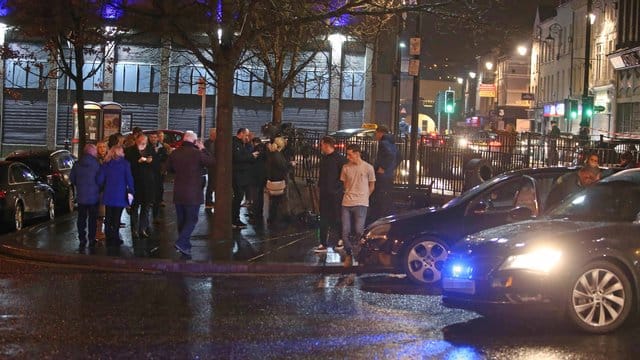 Nach der Explosion in der Innenstadt der nordirischen Stadt Londonderry geht die Polizei Hinweisen auf eine Autobombe nach.