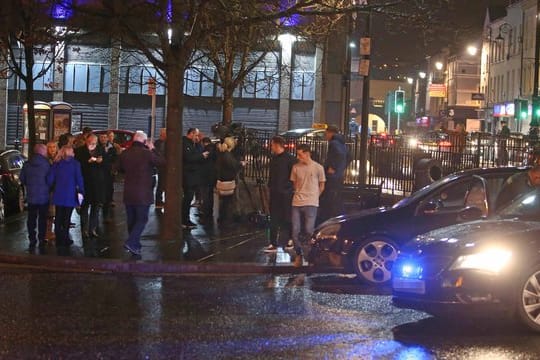 Nach der Explosion in der Innenstadt der nordirischen Stadt Londonderry geht die Polizei Hinweisen auf eine Autobombe nach.
