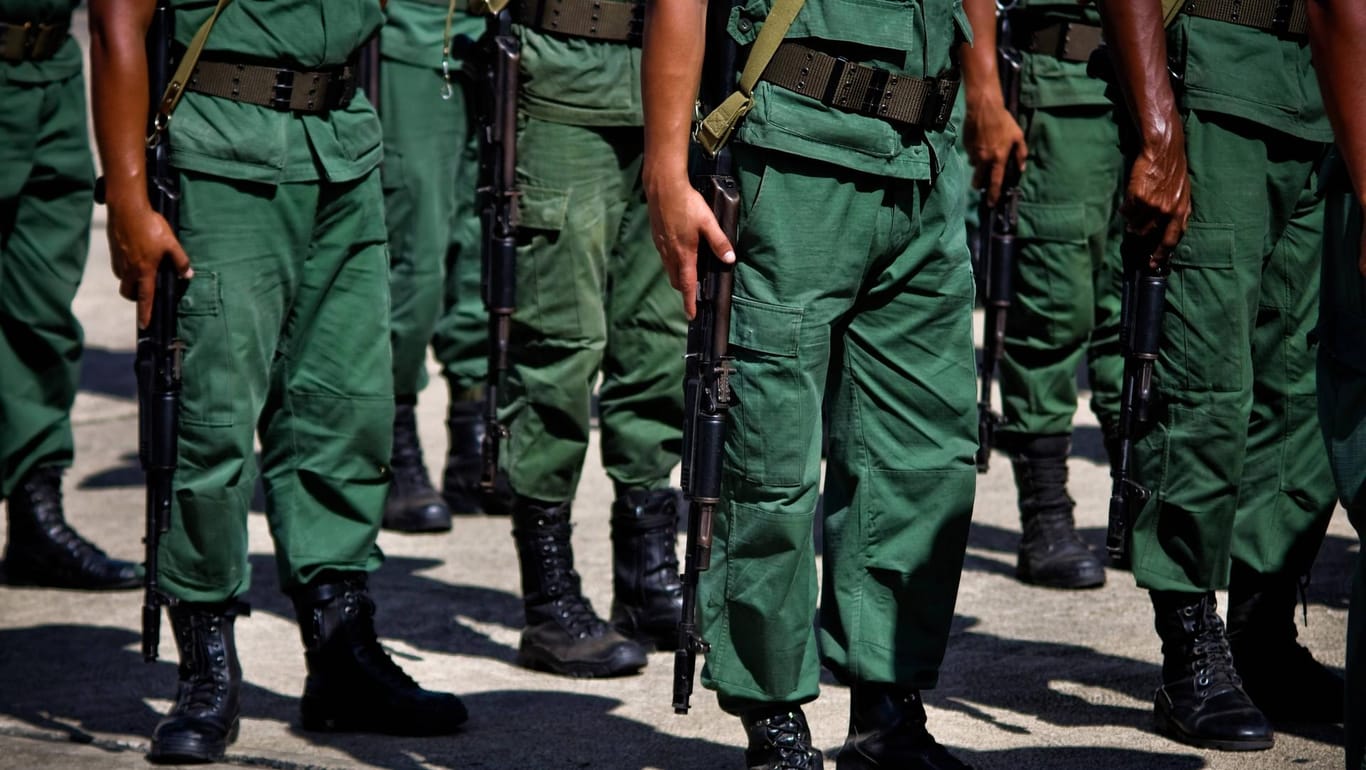 Venezolanische Nationalgardisten: Noch stützt die Armeeführung Machthaber Maduro. (Archivbild)