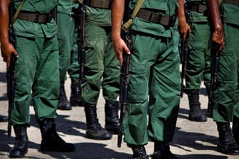 Venezolanische Nationalgardisten: Noch stützt die Armeeführung Machthaber Maduro. (Archivbild)