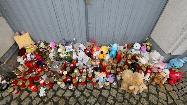 Kerzen und Plüschtiere vor dem Eingang des Hauses, in dem die Sechsjährige ums Leben kam.