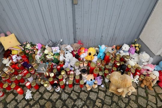 Kerzen und Plüschtiere vor dem Eingang des Hauses, in dem die Sechsjährige ums Leben kam.