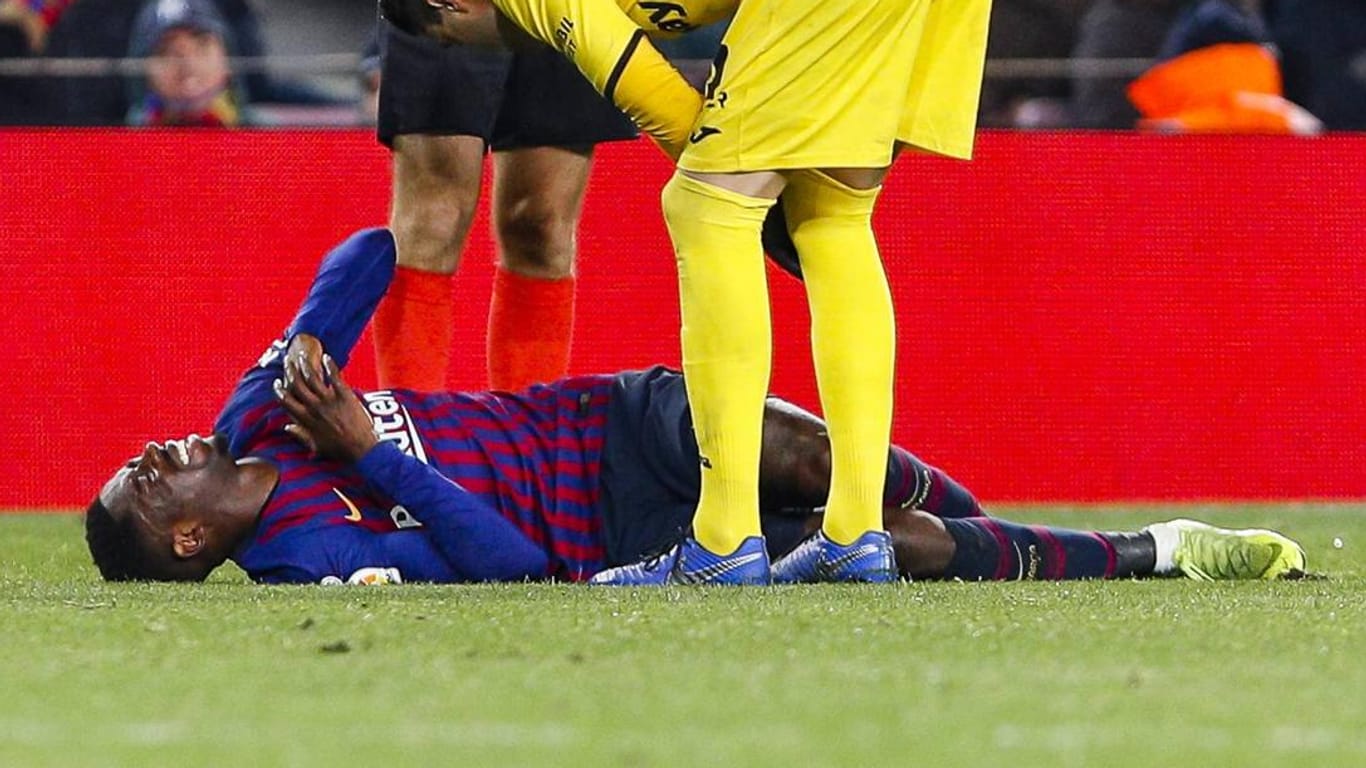 Spiel gegen Leganés: Barcelonas Ousmane Dembélé (u.) liegt mit schmerzverzerrtem Gesicht am Boden.