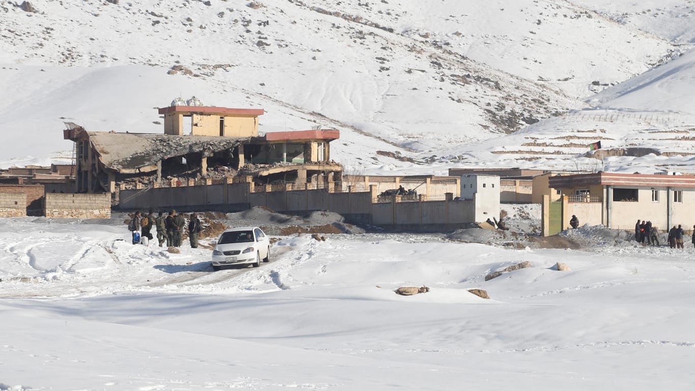 Nach einem Angriff der Taliban: Auf einen Militärstützpunkt sieht man ein stark beschädigtes Gebäude.