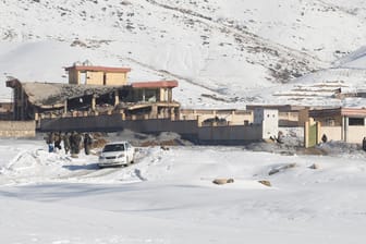 Nach einem Angriff der Taliban: Auf einen Militärstützpunkt sieht man ein stark beschädigtes Gebäude.