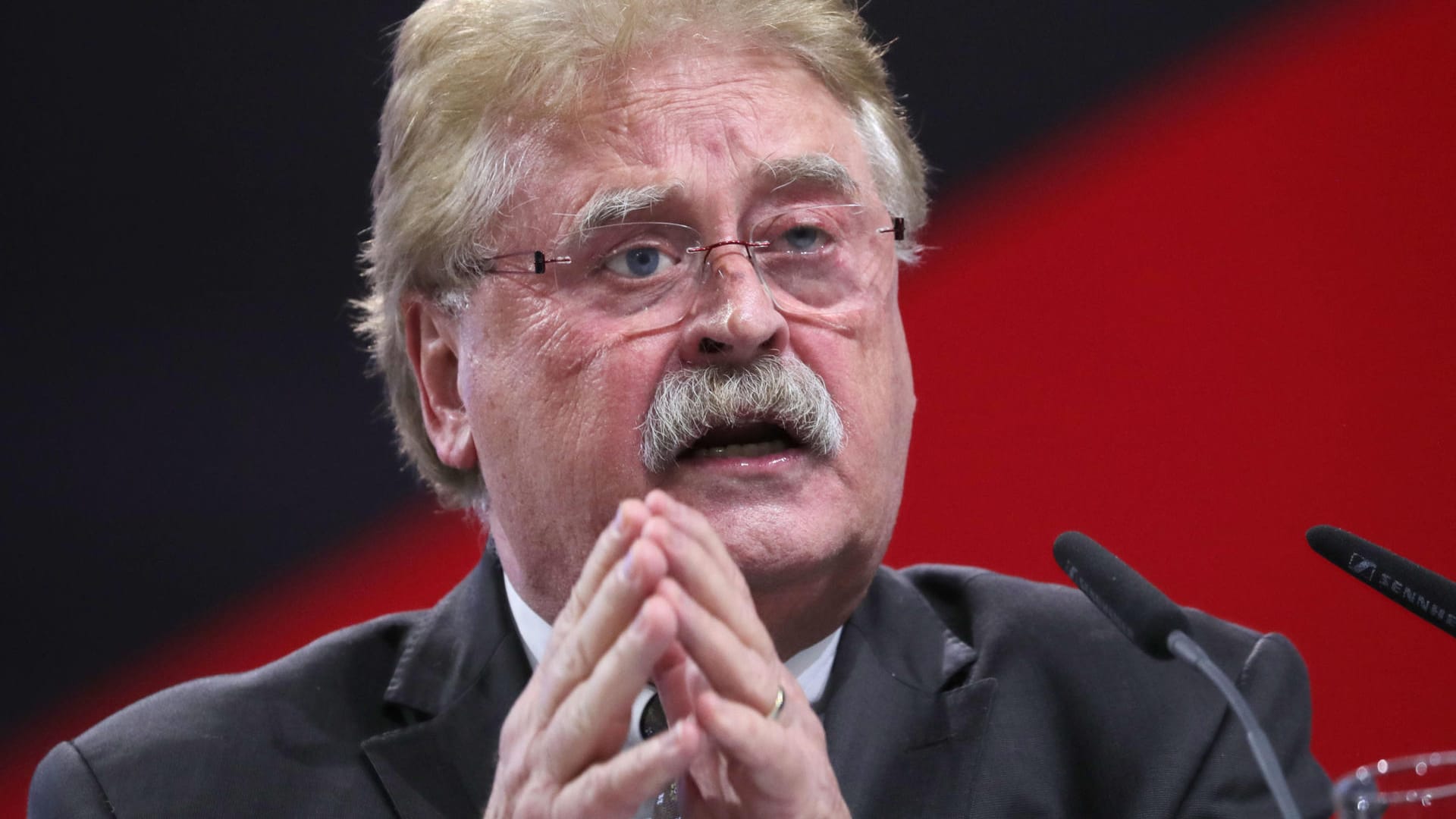 Europapolitiker Elmar Brok: Der dienstälteste Abgeordnete im EU-Parlament tritt nicht erneut zu Wahl an. Seine Familie habe seine Laufbahn stets "ertragen".