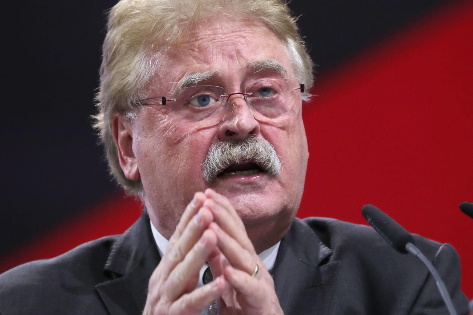 Europapolitiker Elmar Brok: Der dienstälteste Abgeordnete im EU-Parlament tritt nicht erneut zu Wahl an. Seine Familie habe seine Laufbahn stets "ertragen".