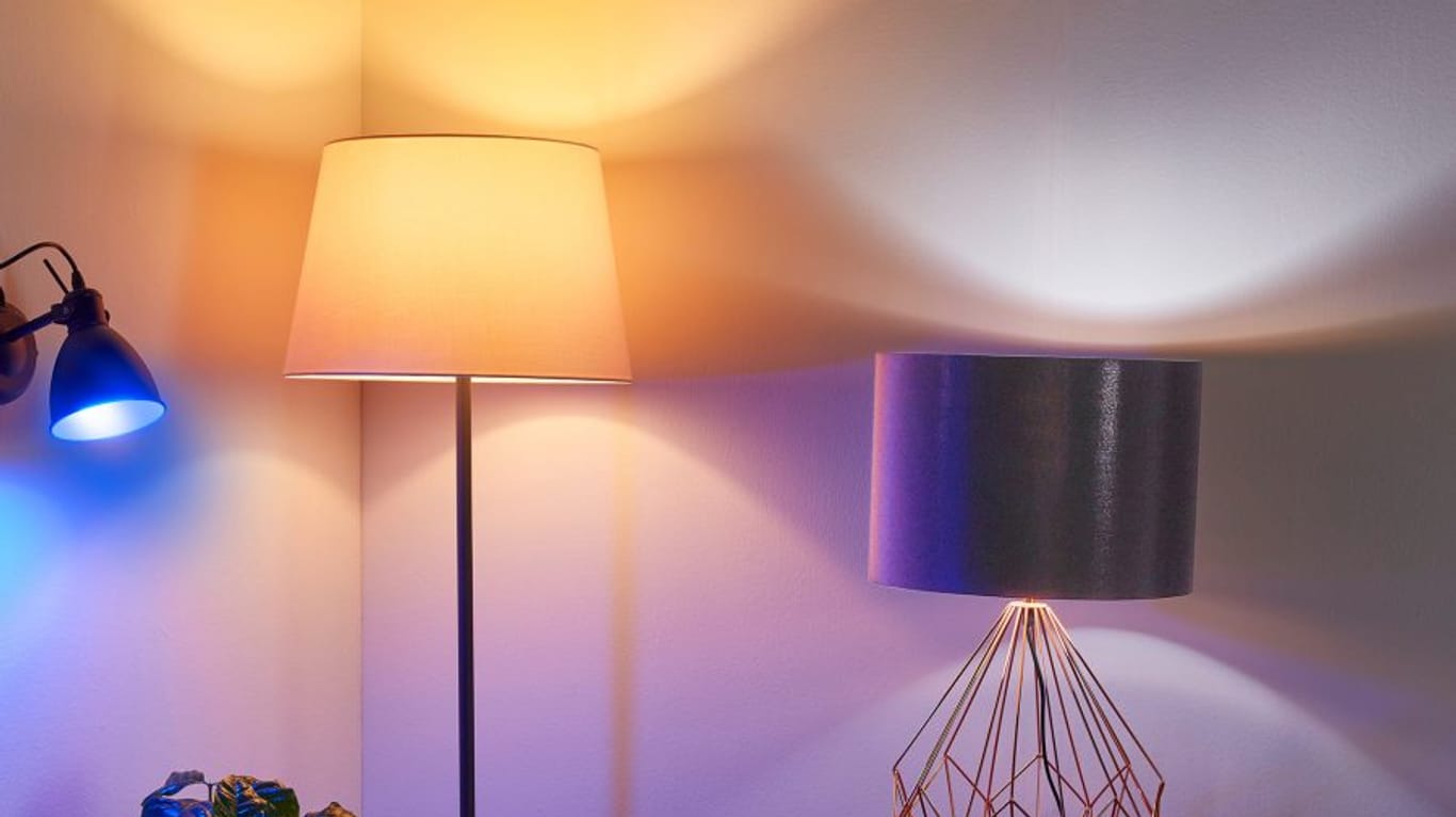 Lampen in einem Zimmer: Aldi verkauft derzeit smarte LED-Birnen.