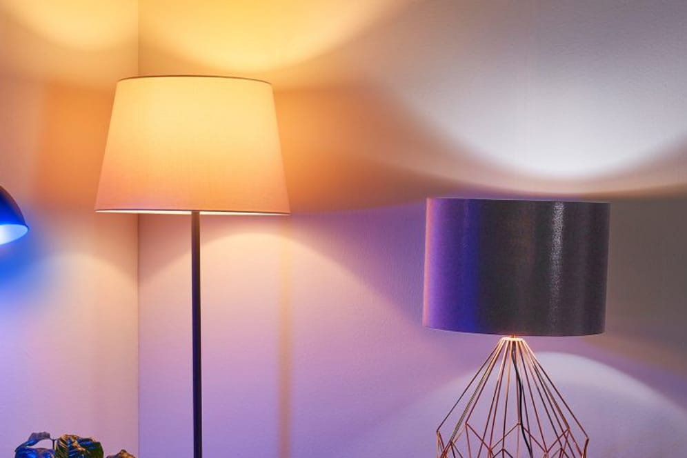 Lampen in einem Zimmer: Aldi verkauft derzeit smarte LED-Birnen.