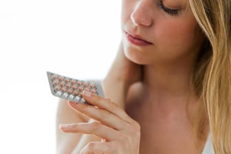 Frau hält Antibabypille: Eine dänische Studie zeigt einen Zusammenhang zwischen hormonellen Verhütungsmitteln und Suizidrisiken.