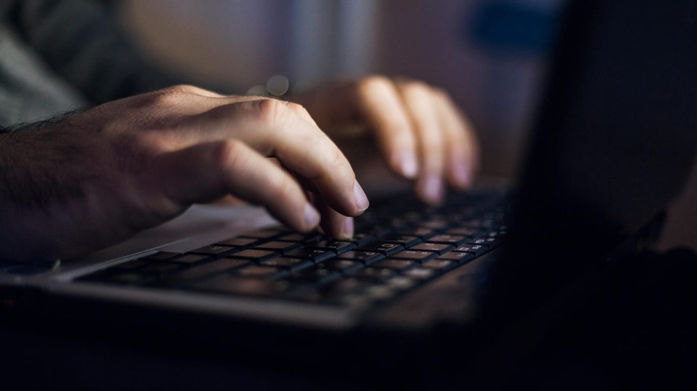 Ein Mann an einem Laptop (Symbolbild): Cybervorfälle bleiben nach einer Umfrage die größte Sorge für Unternehmen weltweit.