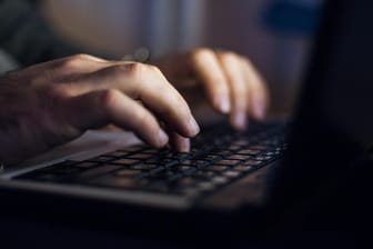 Ein Mann an einem Laptop (Symbolbild): Cybervorfälle bleiben nach einer Umfrage die größte Sorge für Unternehmen weltweit.
