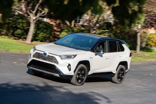 Hilfestellung für die Fahrer: Der neue Toyota RAV4 bekommt unter anderem neue Assistenzsysteme.