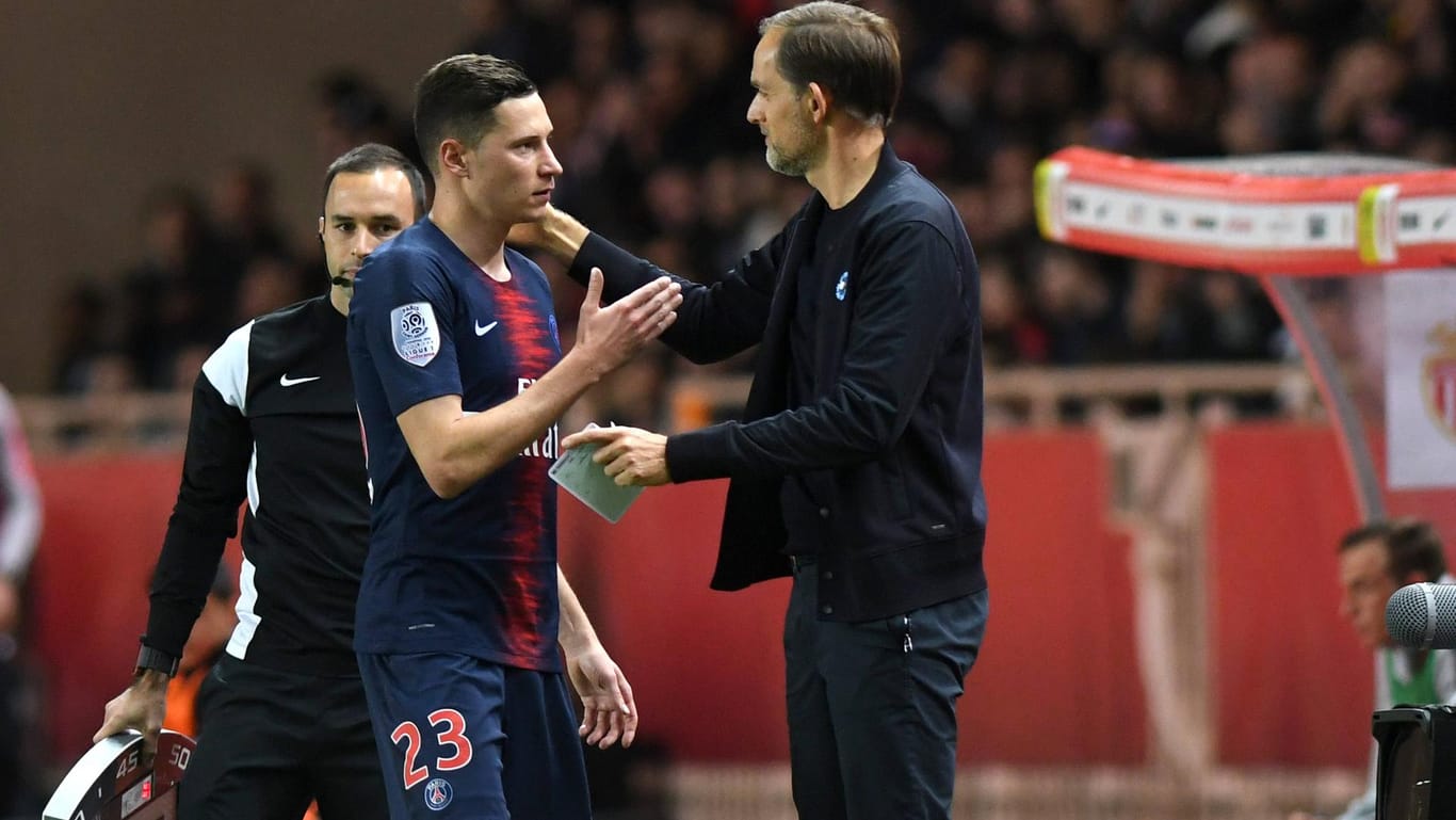 PSG-Trainer Thomas Tuchel (r.) versteht sich offenbar gut mit seinem Schützling Julian Draxler.