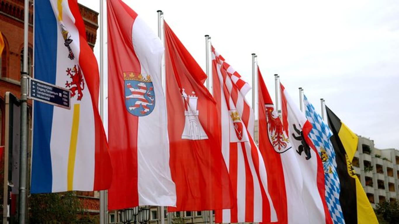 Die Fahnen mehrerer Bundesländer vir dem Berliner Rathaus.