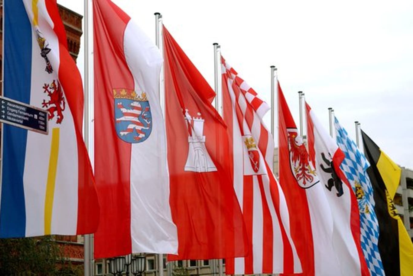 Die Fahnen mehrerer Bundesländer vir dem Berliner Rathaus.