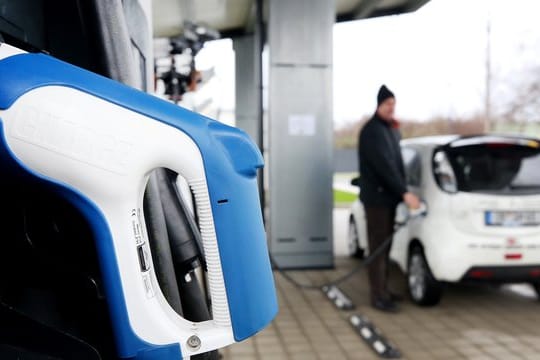Gerade in den Städten sind viele Fahrer von E-Autos auf öffentliche oder teilöffentliche Ladepunkte angewiesen.