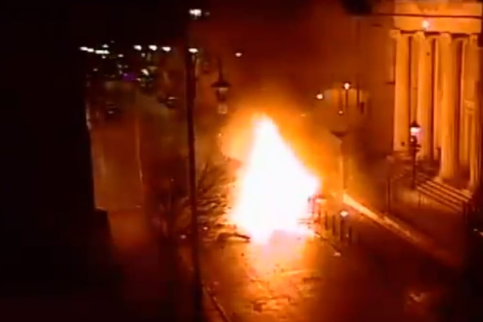 Autobombenanschlag in Londonderry: Das Bild aus einer Überwachungskamera zeigt die Explosion am Wochenende – nun wurden weitere Kleinbusse entführt.
