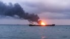 Ein brennendes Schiffe vor der Meerenge von Kertsch.