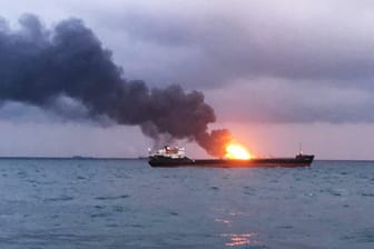 Ein brennendes Schiffe vor der Meerenge von Kertsch.