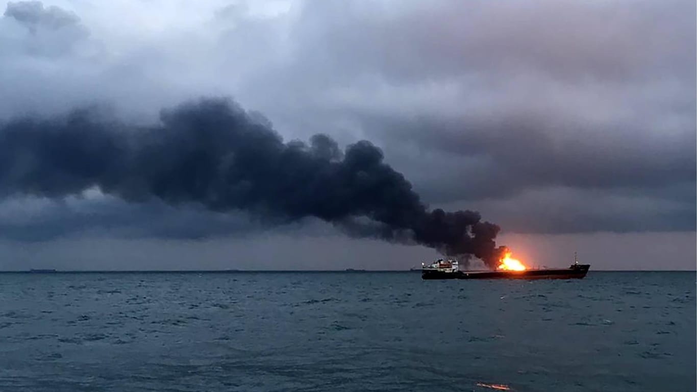 Schiff in Brand vor der Meerenge von Kertsch: Es gibt mindestens zehn Tote.