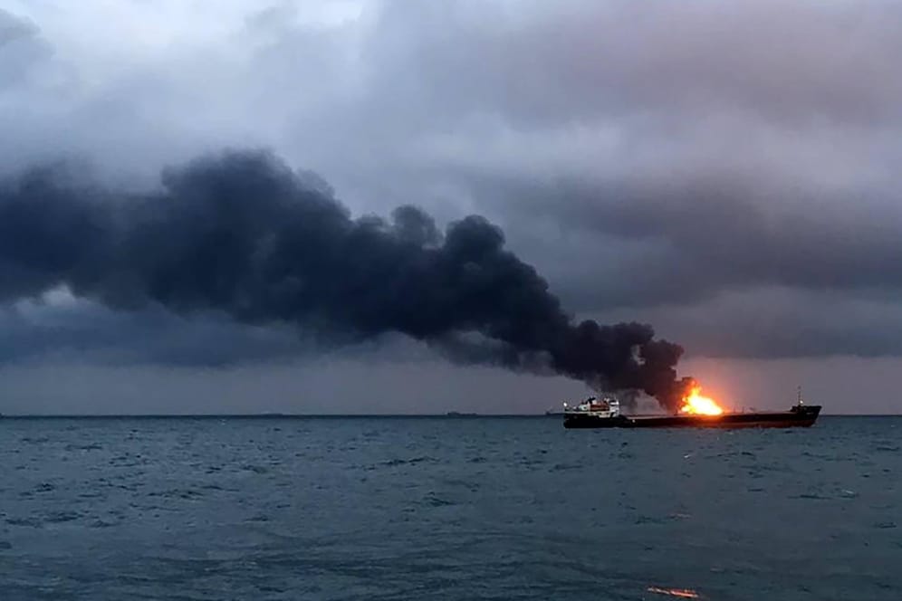 Schiff in Brand vor der Meerenge von Kertsch: Es gibt mindestens zehn Tote.