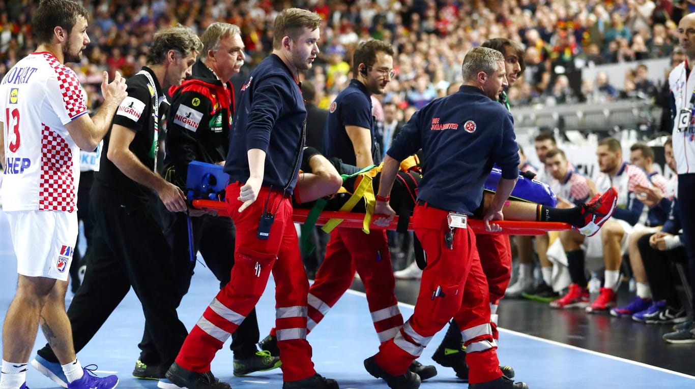 Martin Strobel wird auf einer Trage vom Feld getragen: Für Deutschlands Spielmacher ist die WM wegen einer Knieverletzung beendet.