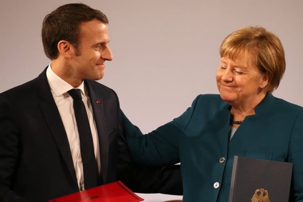Emmanuel Macron und Angela Merkel haben den Vertrag unterzeichnet.