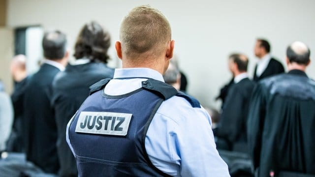 Die Angeklagten sollen versucht zu haben, das ebenfalls aus Syrien stammende Opfer zu ermorden. Die Angeklagten sollen versucht zu haben, das ebenfalls aus Syrien stammende Opfer zu ermorden.