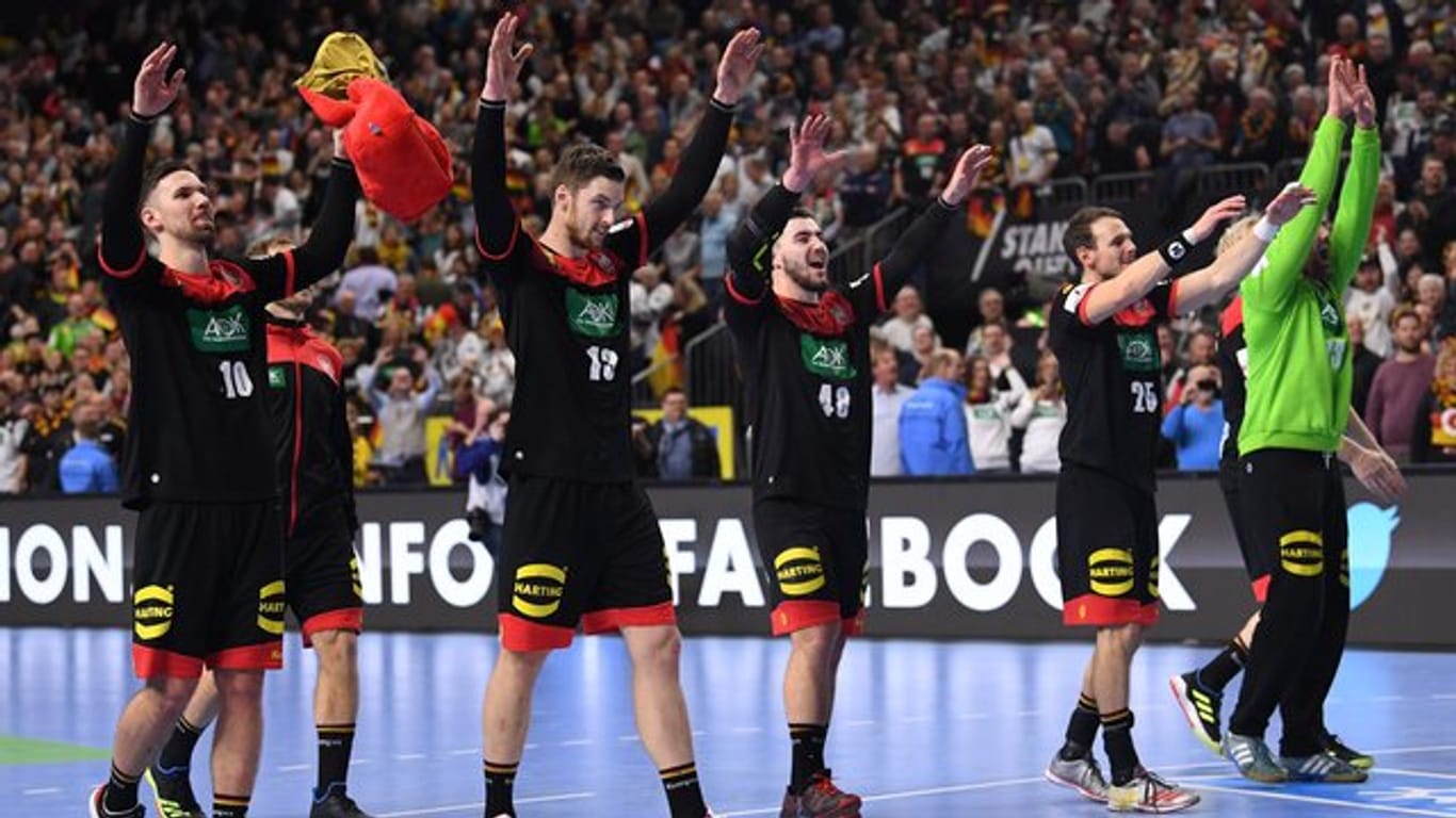 Die deutschen Handballern feiern mit den Fans den Einzug ins WM-Halbfinale.