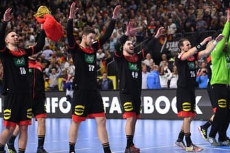 Die deutschen Handballern feiern mit den Fans den Einzug ins WM-Halbfinale.