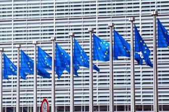 Europafahnen vor der EU-Kommission in Brüssel: Nur in Bulgarien konnte die Studie keine Abweichung zwischen Steiersatz und tatsächlicher Abgabenlast feststellen. (Symbolfoto)