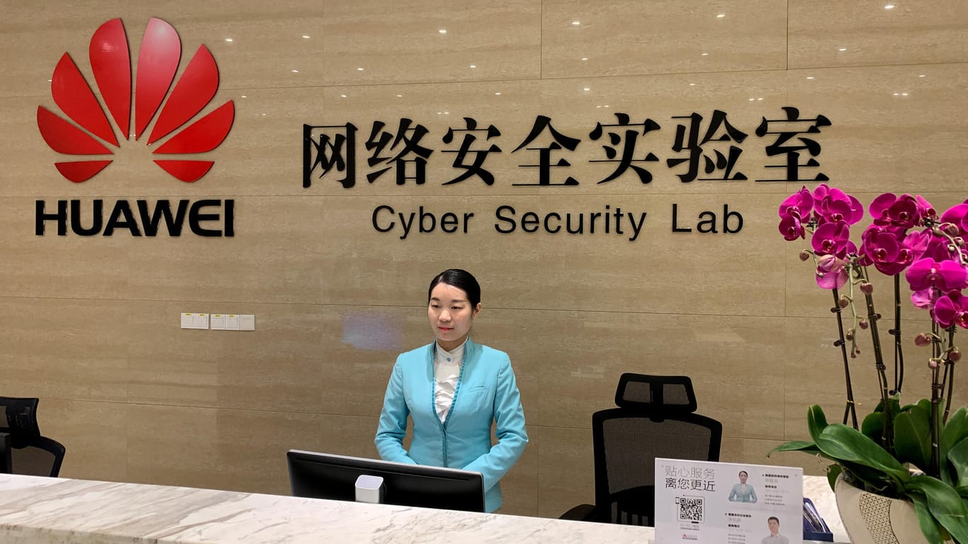 Eine Frau am Empfang des Huawei Cyber-Sicherheitslabors: Huawei führte deutsche Journalisten durch das Labor, um das Vertrauen in die Produkte zu stärken.