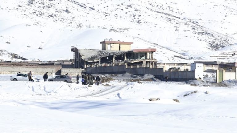 Mitglieder der afghanischen Sicherheitskräfte inspizieren den Ort des Taliban-Angriffs.